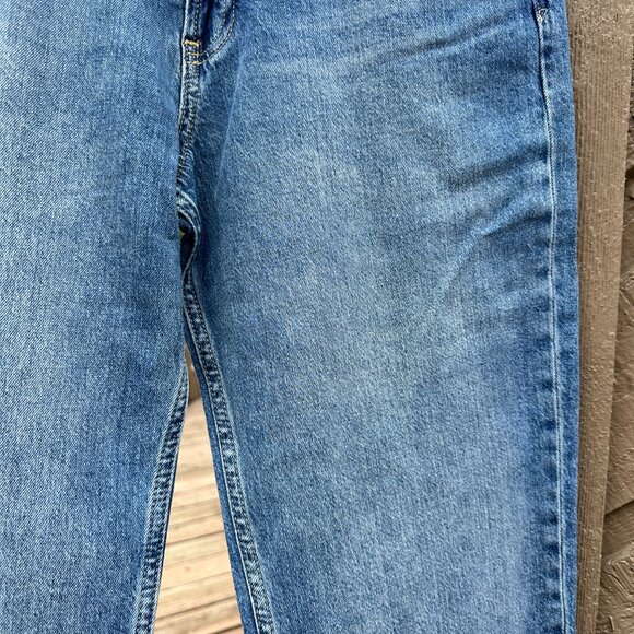 EUC Gap Loose Mid-Rise Jeans in Medium Wash - Picture 7 of 9